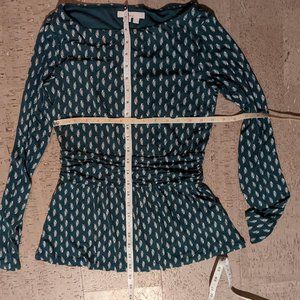 Size 6, Boden Long Sleeve Green Stretch Shirt with Feather Pattern, flare bottom